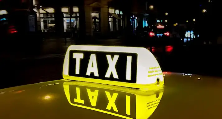 Occhiuto lancia il “social taxi” in Calabria: autista gratuito per gli over 65 diretti a visite mediche lontane\n