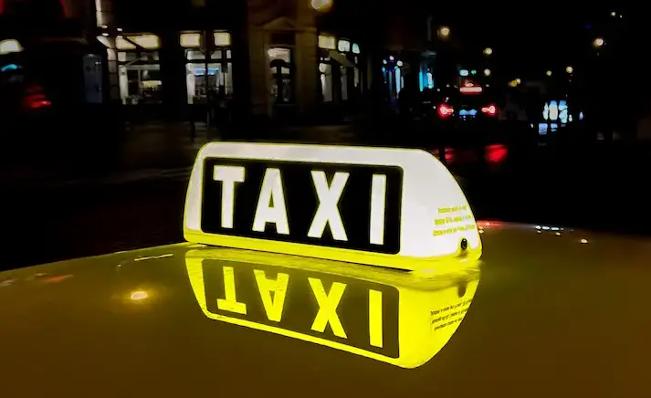 Occhiuto lancia il “social taxi” in Calabria: autista gratuito per gli over 65 diretti a visite mediche lontane\n