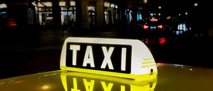 Occhiuto lancia il “social taxi” in Calabria: autista gratuito per gli over 65 diretti a visite mediche lontane\n