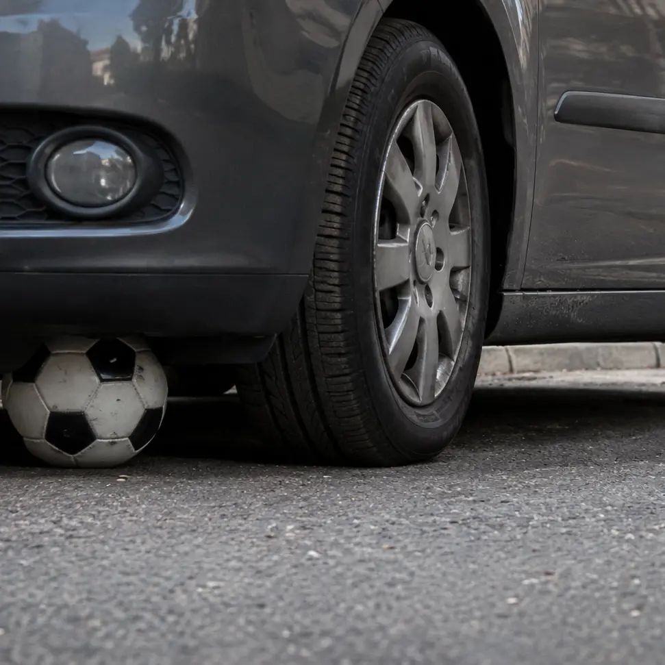 Il pallone va sotto l’auto, lite tra vicini finisce in tribunale: assolto un imputato a Cosenza\n