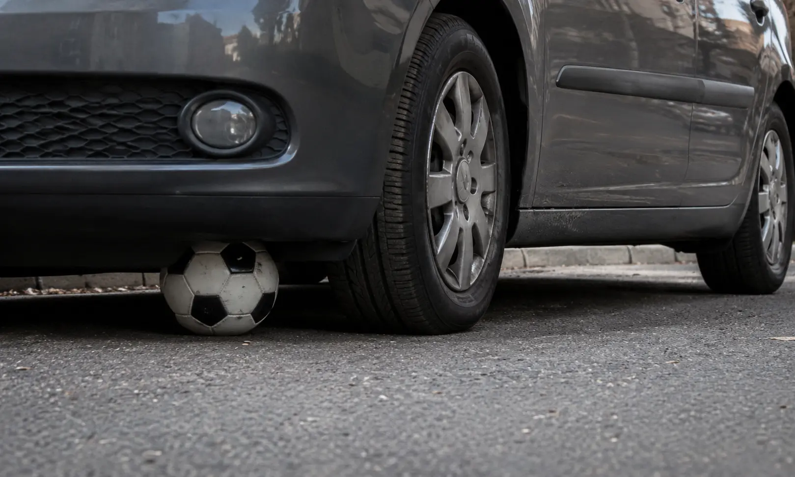 Il pallone va sotto l’auto, lite tra vicini finisce in tribunale: assolto un imputato a Cosenza\n