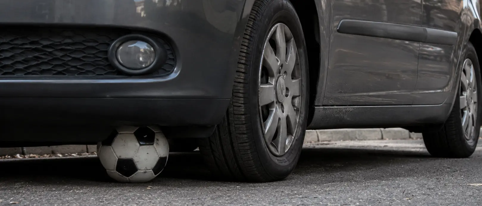 Il pallone va sotto l’auto, lite tra vicini finisce in tribunale: assolto un imputato a Cosenza\n
