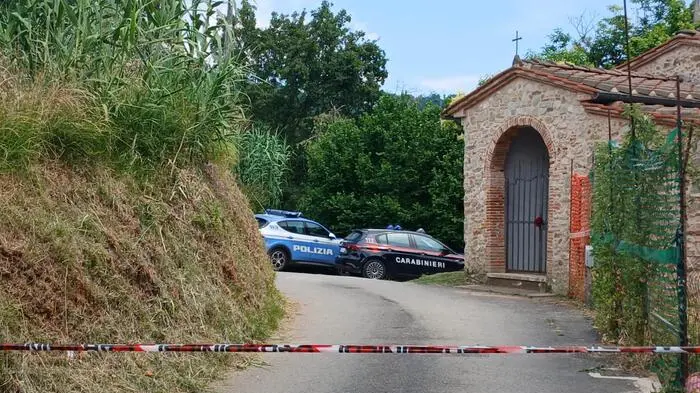 <p>L'esterno dell'abitazione di Camaiore, in Versilia, dove si &egrave; consumato il duplice omicidio in famiglia (Ansa)</p>\\n , ANSA