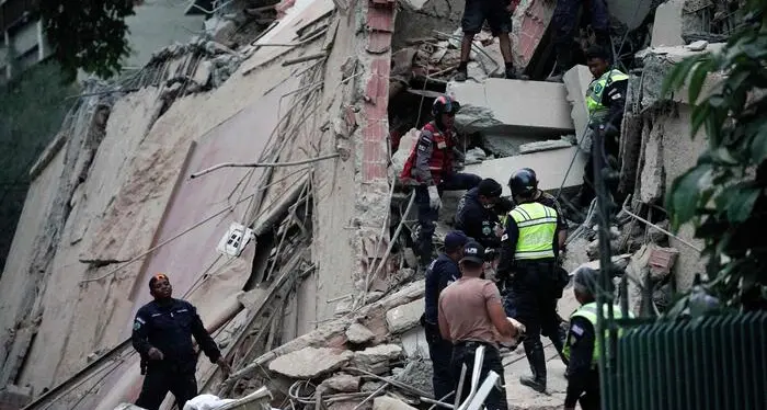 Terremoto devastante in Venezuela, crollano edifici a Caracas: almeno 32 morti ma può\u00A0essere una strage. «Come un film horror»\n