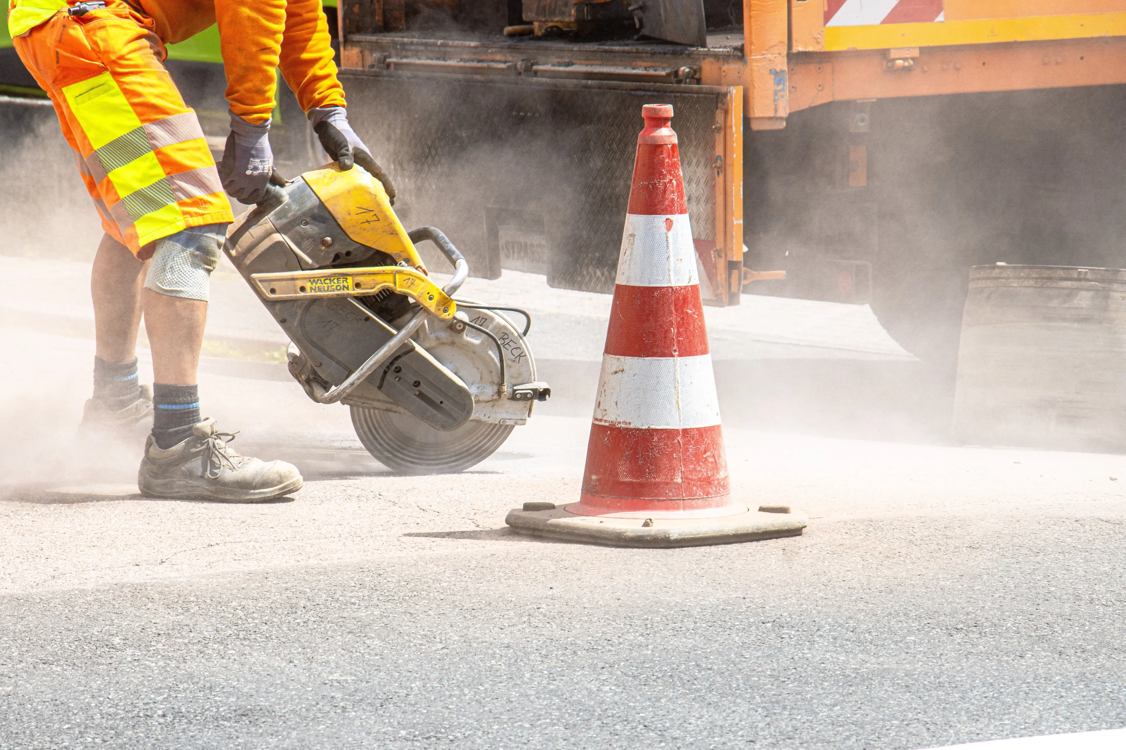 Calabria, operai al lavoro sotto 35 gradi nonostante il divieto: la Fillea-Cgil denuncia decine di cantieri\n