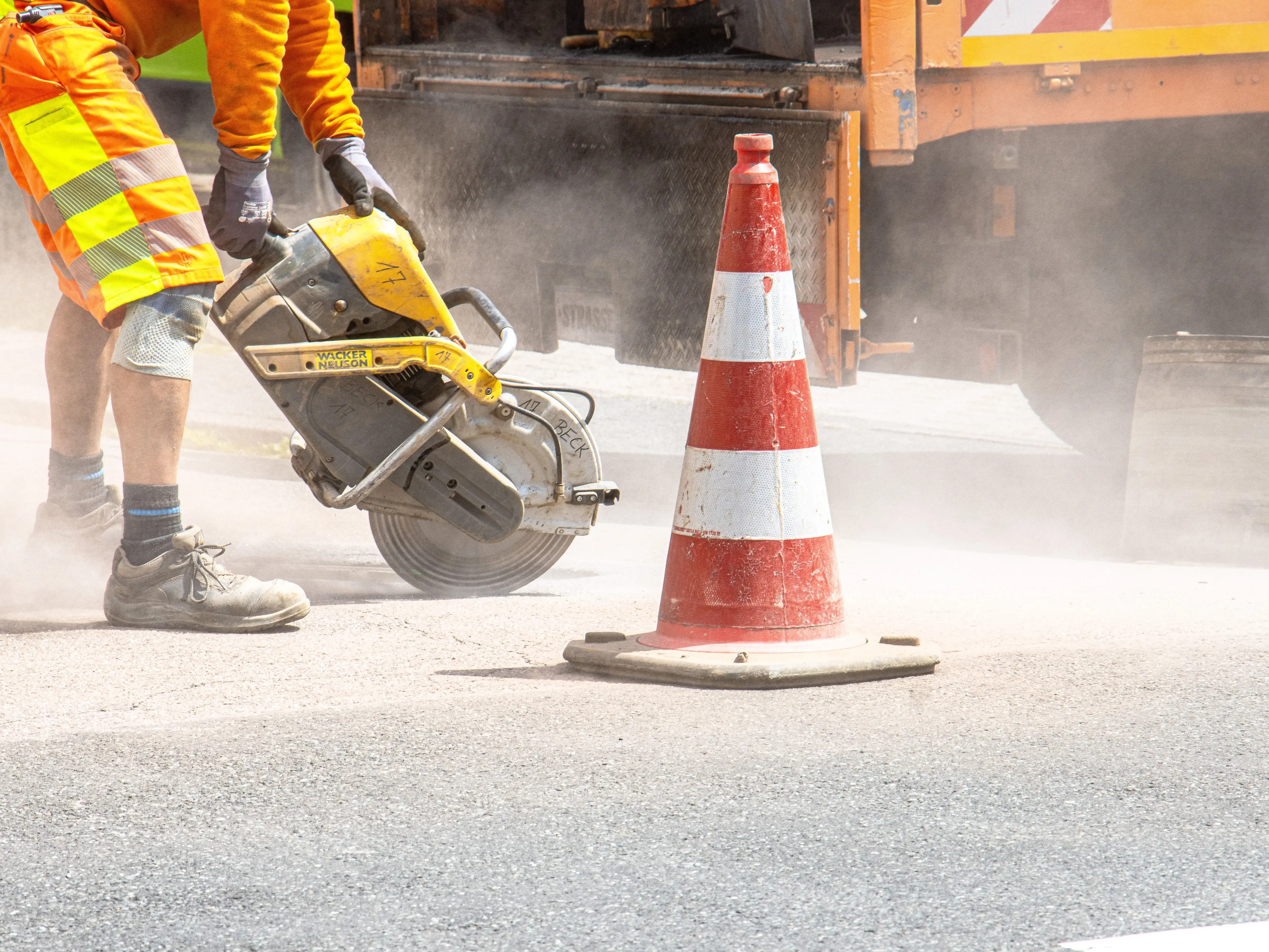 Calabria, operai al lavoro sotto 35 gradi nonostante il divieto: la Fillea-Cgil denuncia decine di cantieri