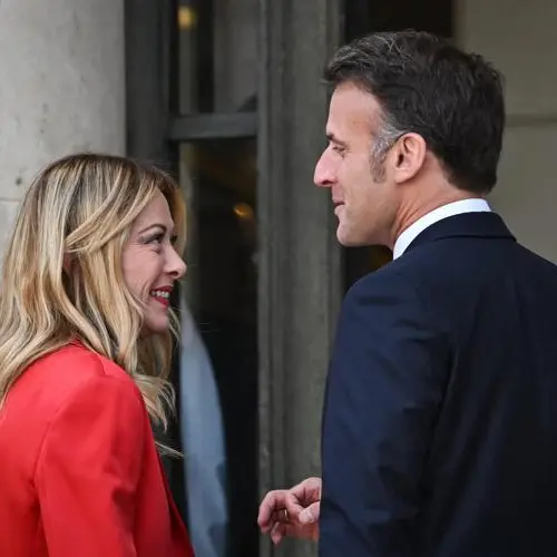 Meloni e Macron rilanciano l'asse Italia-Francia: vertice ad Antibes\n