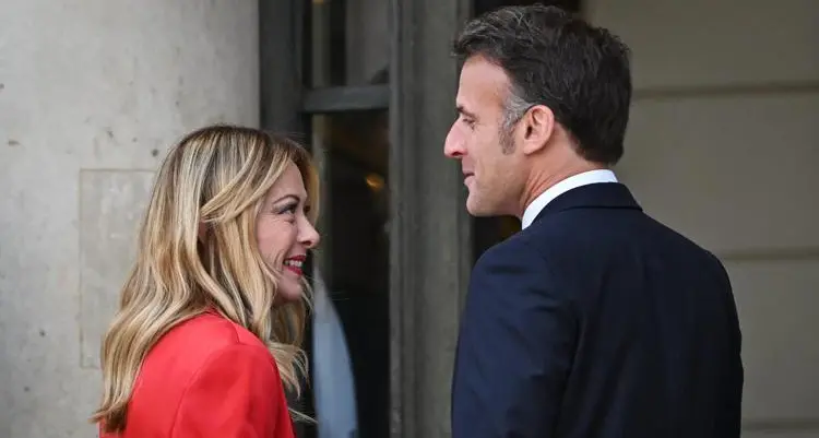 Meloni e Macron rilanciano l'asse Italia-Francia: vertice ad Antibes\n