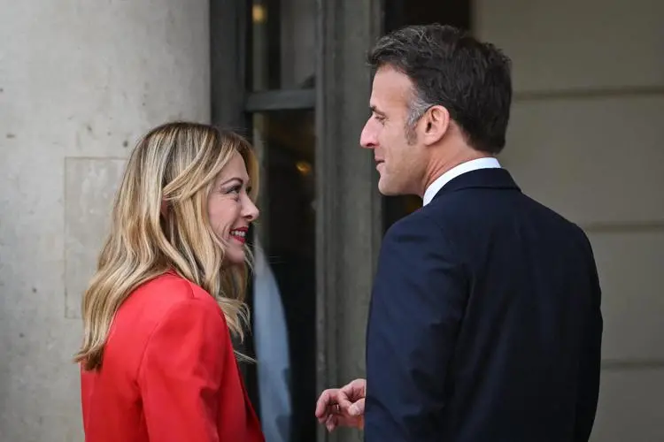 Meloni e Macron rilanciano l'asse Italia-Francia: vertice ad Antibes\n