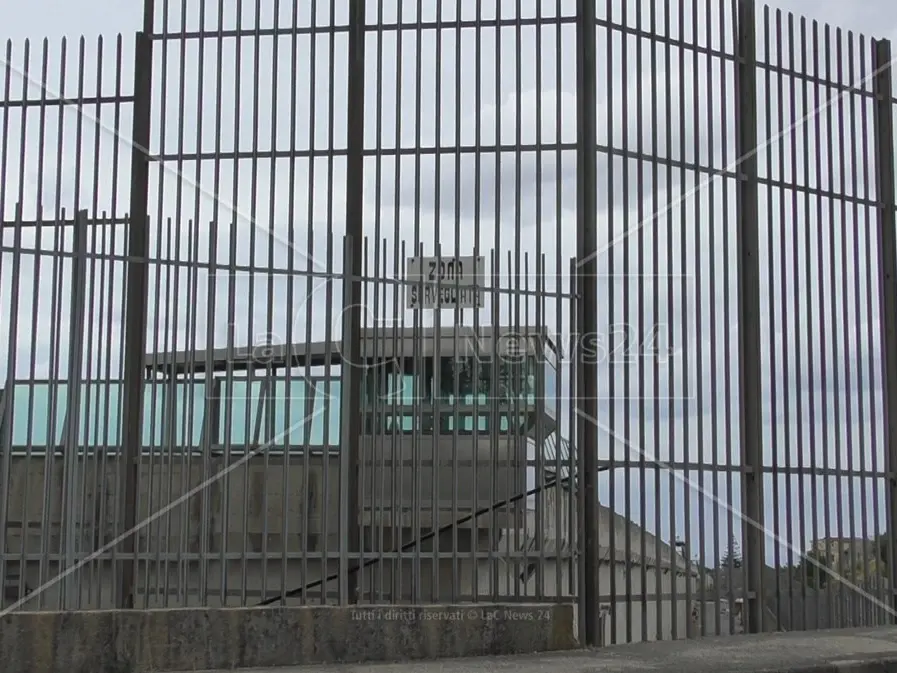 Omicidio nel carcere di Catanzaro, cinque arresti a un anno dalla morte di un detenuto: «Pestato in cella» – NOMI