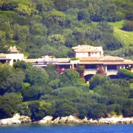 La tenuta estiva di Berlusconi Villa Certosa venduta allo sceicco Al Thani per 350 milioni\n