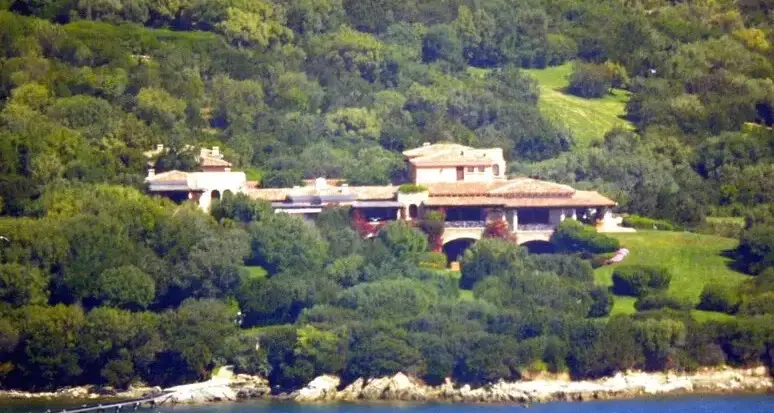 La tenuta estiva di Berlusconi Villa Certosa venduta allo sceicco Al Thani per 350 milioni\n