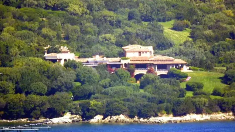 La tenuta estiva di Berlusconi Villa Certosa venduta allo sceicco Al Thani per 350 milioni\n
