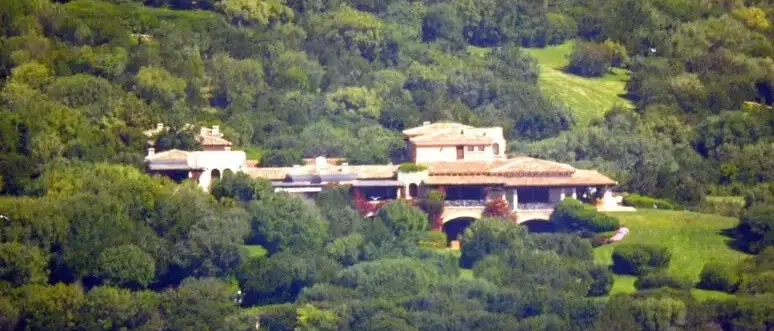 La tenuta estiva di Berlusconi Villa Certosa venduta allo sceicco Al Thani per 350 milioni\n