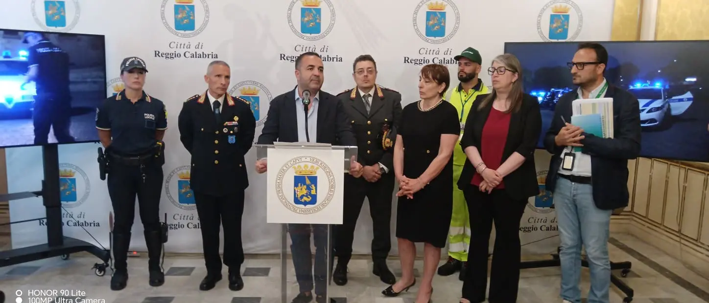 Reggio al via l'operazione \"Piazza Pulita\", Cannizzaro: «Tolleranza zero contro gli incivili, in 20 giorni restituiamo decoro alla città»\n