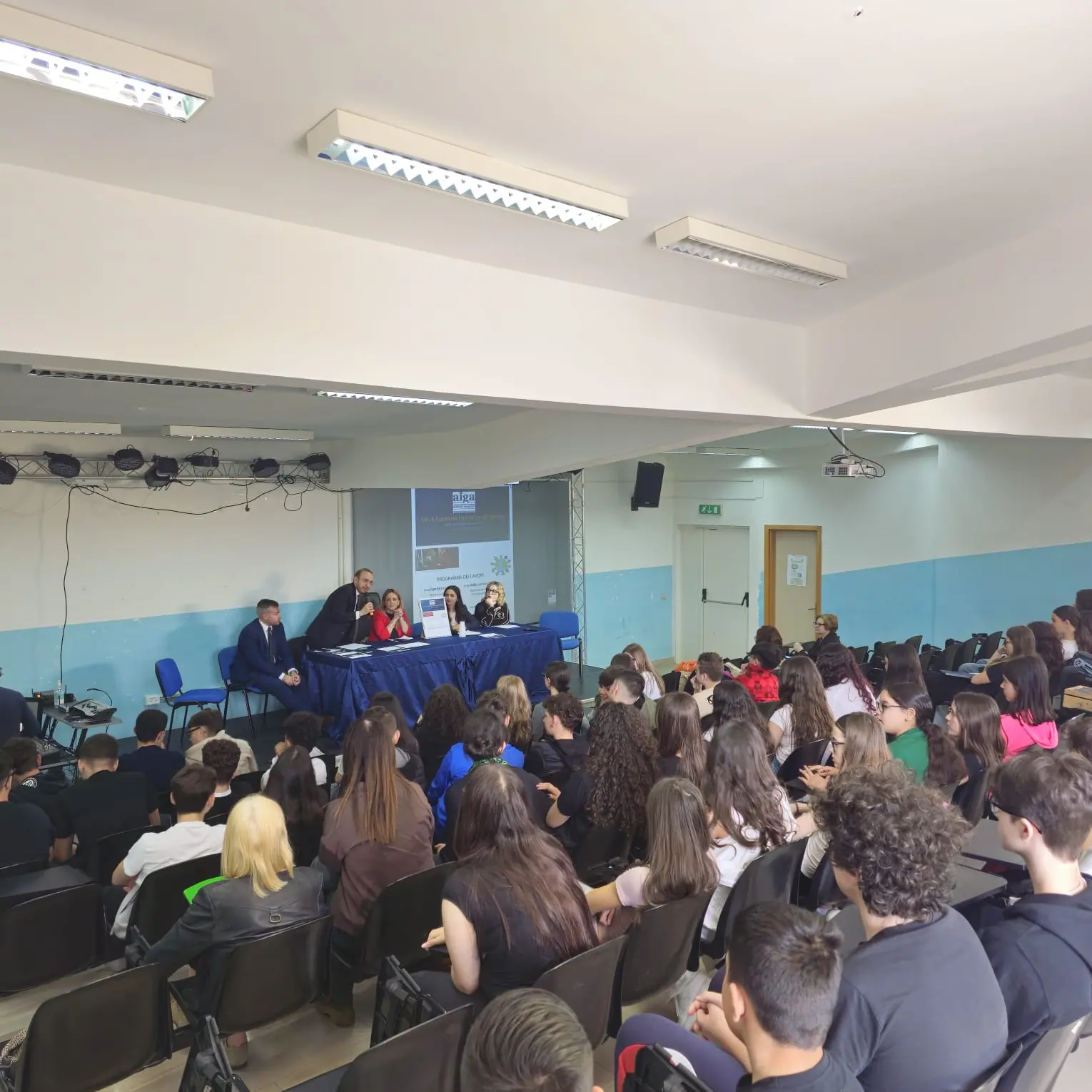 Gli avvocati\u00A0incontrano gli studenti dell’IC “Gatti Manzoni Augruso” di Lamezia Terme:\u00A0lezioni di\u00A0Costituzione e legalità digitale\n