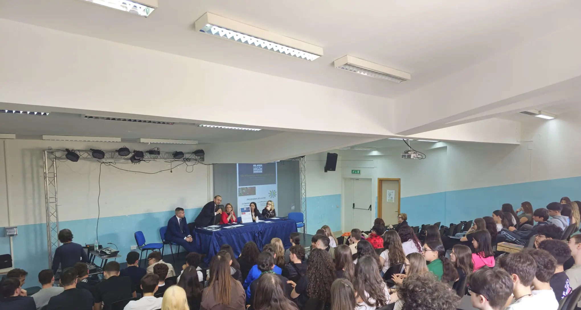 Gli avvocati\u00A0incontrano gli studenti dell’IC “Gatti Manzoni Augruso” di Lamezia Terme:\u00A0lezioni di\u00A0Costituzione e legalità digitale\n