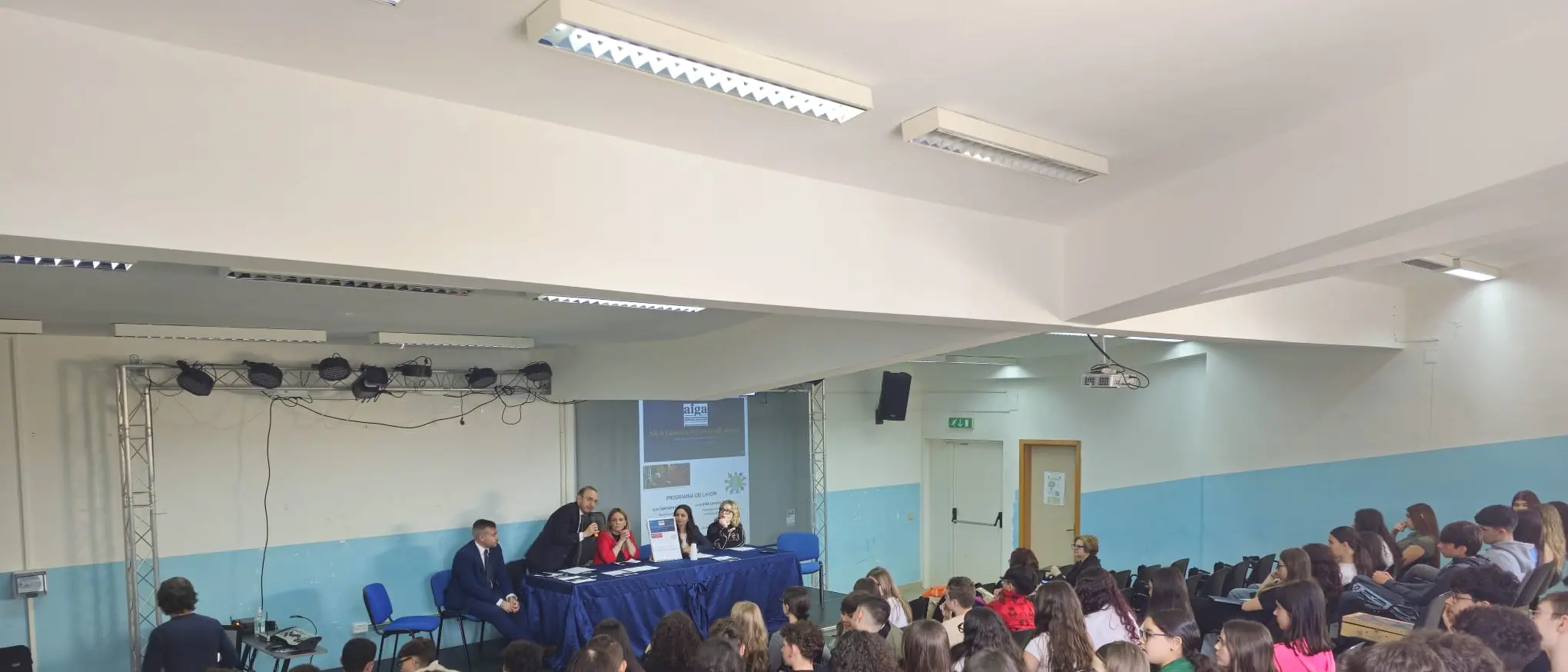 Gli avvocati\u00A0incontrano gli studenti dell’IC “Gatti Manzoni Augruso” di Lamezia Terme:\u00A0lezioni di\u00A0Costituzione e legalità digitale\n