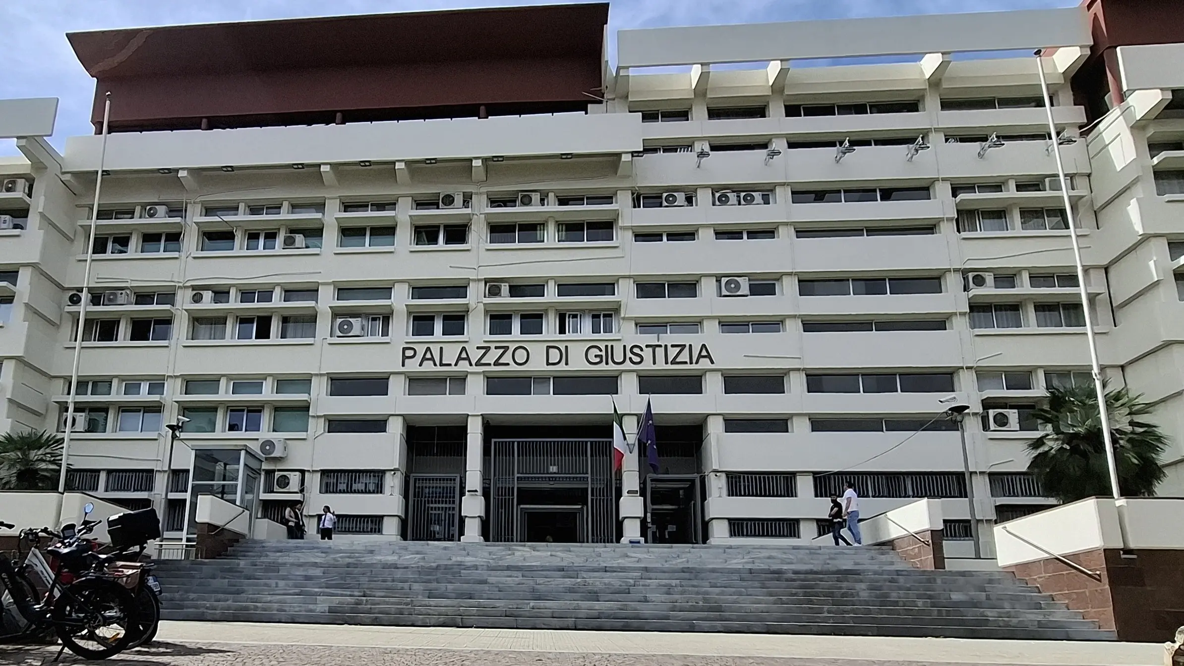 <p>Unical-Annunziata, la Procura accende i riflettori sulla convenzione dei docenti medici: <span style=\"color:hsl(0, 75%, 60%);\">acquisiti atti</span></p>