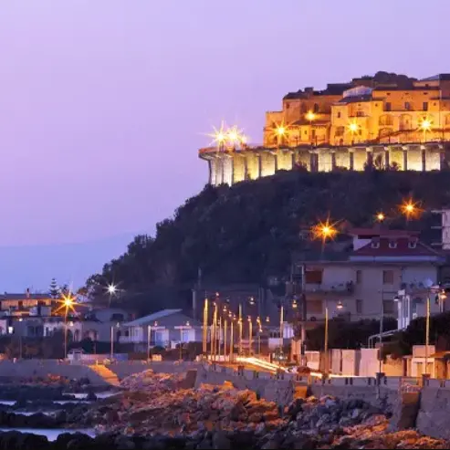 San Lucido accende l’estate con “Luci di Calabria”: nove eventi tra tradizione, musica e spettacolo\n