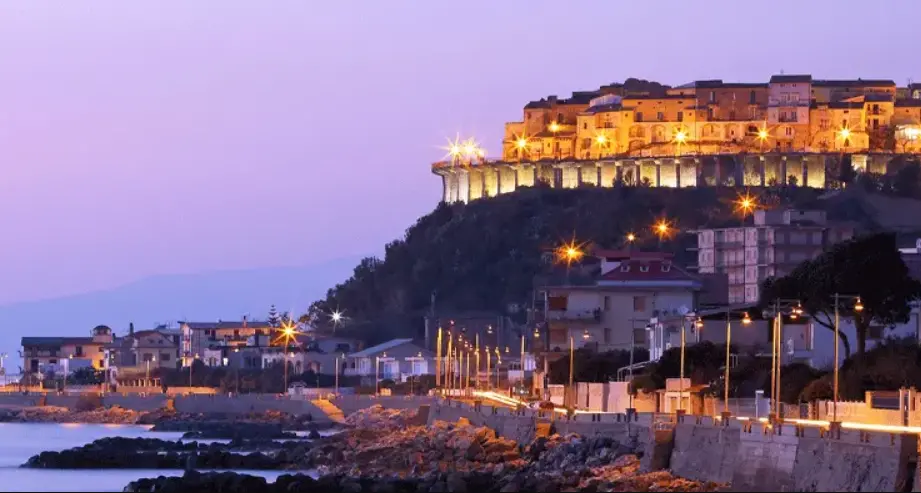 San Lucido accende l’estate con “Luci di Calabria”: nove eventi tra tradizione, musica e spettacolo\n
