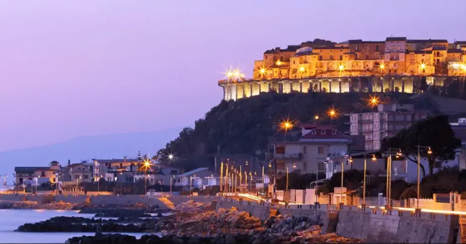 San Lucido accende l’estate con “Luci di Calabria”: nove eventi tra tradizione, musica e spettacolo\n