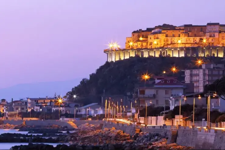 San Lucido accende l’estate con “Luci di Calabria”: nove eventi tra tradizione, musica e spettacolo\n
