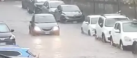 Altro che bollino rosso, a Catanzaro è (quasi) giornata da allerta meteo con nubifragio e allagamenti\n