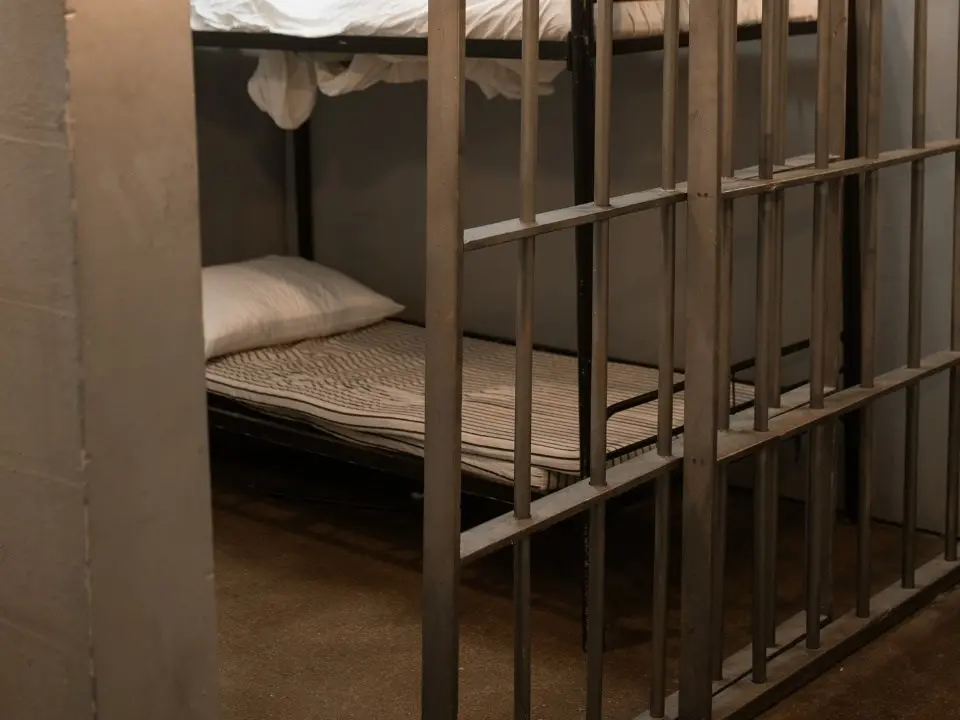 Omicidio nella cella 219 a Catanzaro, le ultime parole del detenuto: «Appuntà, sono caduto». La verità dopo l’autopsia