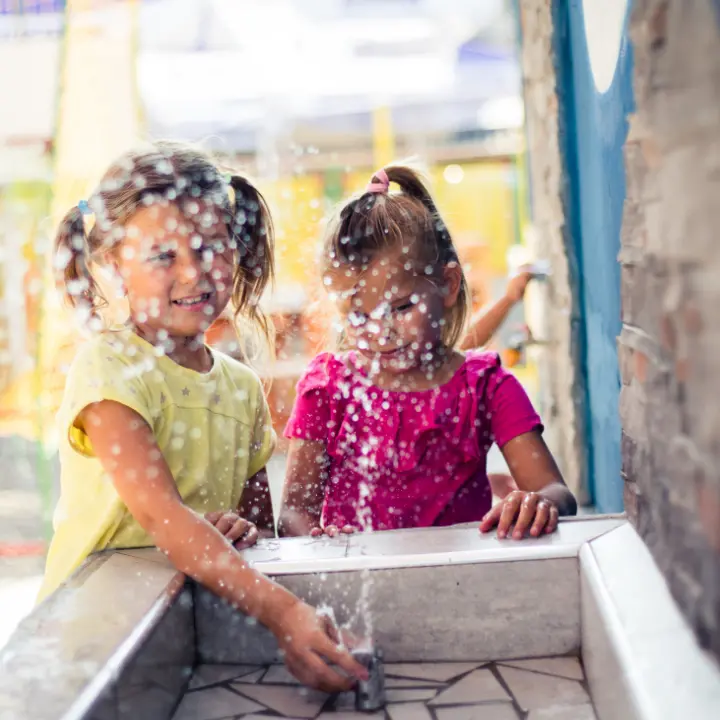 <p>Caldo, +15 per cento di accessi nei Pronto soccorso. Ecco i 10 consigli per proteggere i bambini</p>
