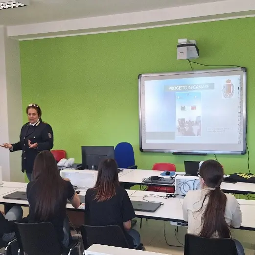 Oltre 2.600 studenti coinvolti nei progetti della Polizia Stradale: tra lezioni, prove pratiche e prevenzione delle droghe\n