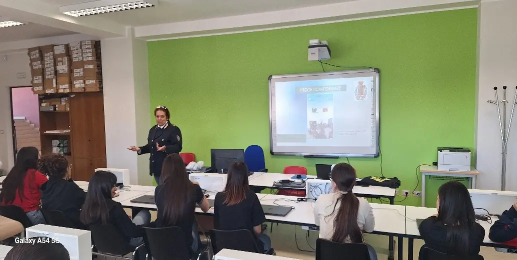 Oltre 2.600 studenti coinvolti nei progetti della Polizia Stradale: tra lezioni, prove pratiche e prevenzione delle droghe\n