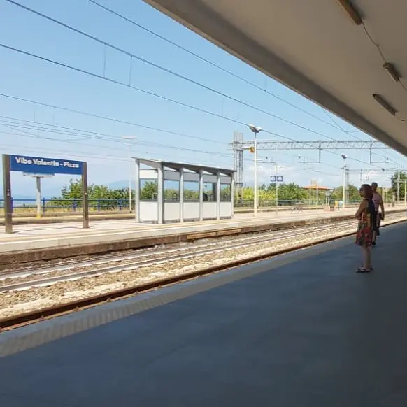 Tenta di lanciarsi sotto un Frecciarossa alla stazione di Vibo-Pizzo, salvata da un agente di polizia fuori servizio\n
