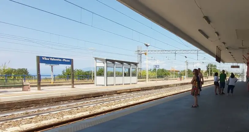 Tenta di lanciarsi sotto un Frecciarossa alla stazione di Vibo-Pizzo, salvata da un agente di polizia fuori servizio\n