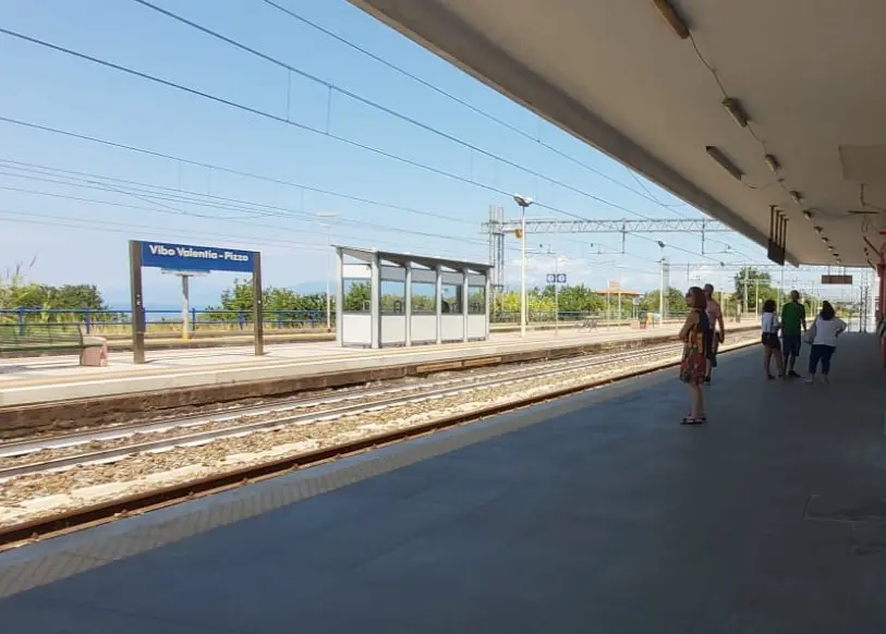 Tenta di lanciarsi sotto un Frecciarossa alla stazione di Vibo-Pizzo, salvata da un agente di polizia fuori servizio\n