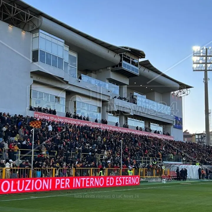 <p>Derby Catanzaro-Cosenza da record: con 13mila spettatori supera Operazione Nostalgia tra gli eventi più seguiti in Calabria nel 2025</p>