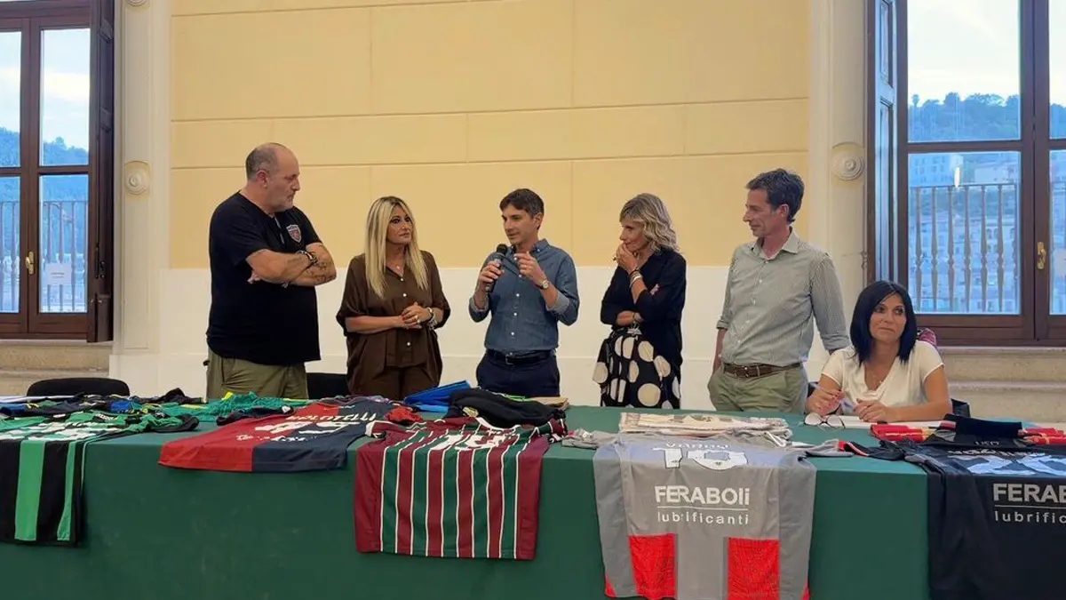 Un momento dell\\'asta benefica (foto Carlotta Cinnante)