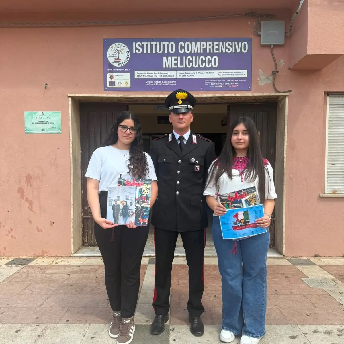 Dalla legalità all’impegno civile, due studentesse scelgono l’Arma dei Carabinieri come filo conduttore del loro esame di terza media\n
