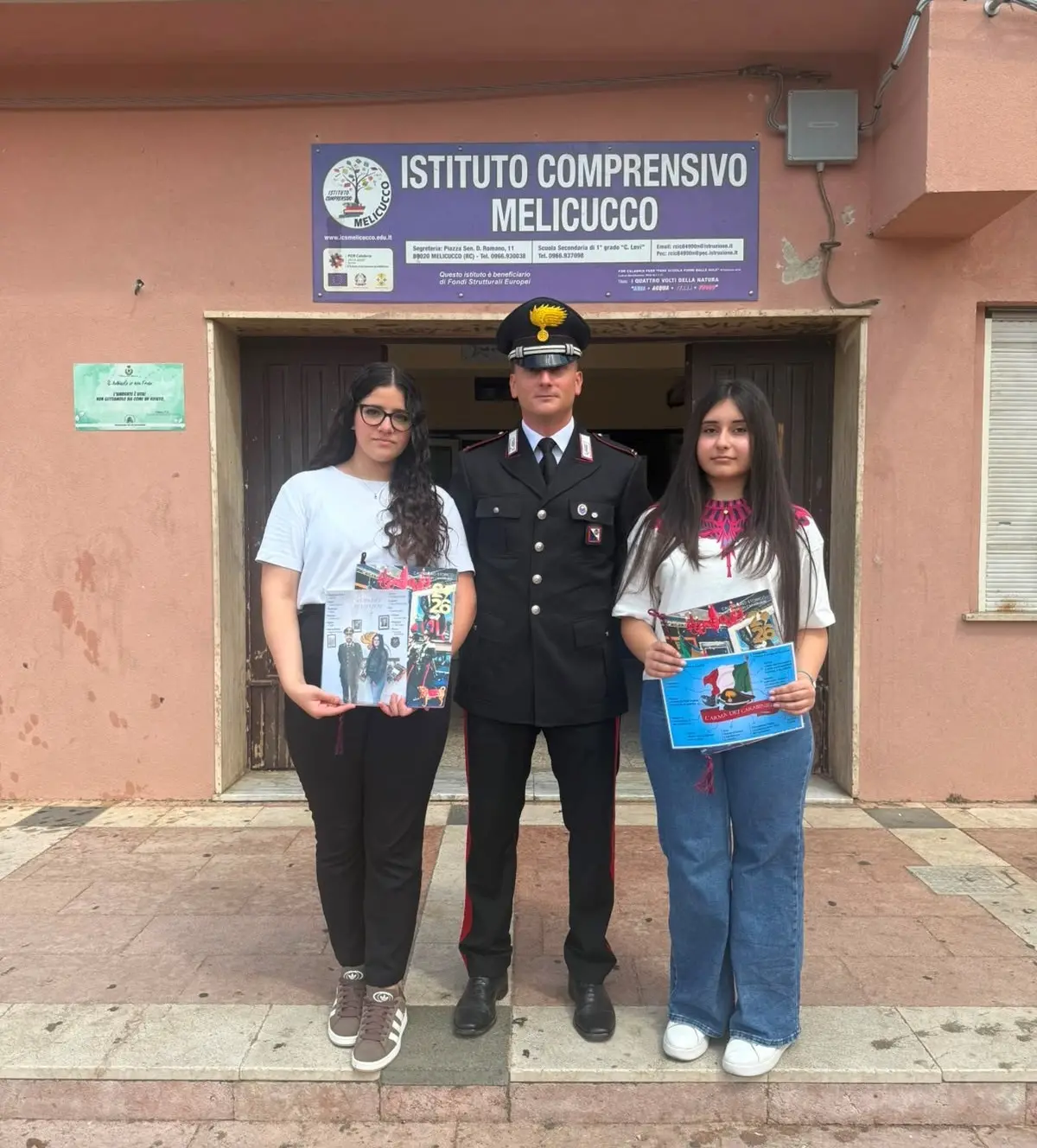 Dalla legalità all’impegno civile, due studentesse scelgono l’Arma dei Carabinieri come filo conduttore del loro esame di terza media\n