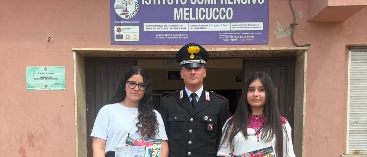 Dalla legalità all’impegno civile, due studentesse scelgono l’Arma dei Carabinieri come filo conduttore del loro esame di terza media\n
