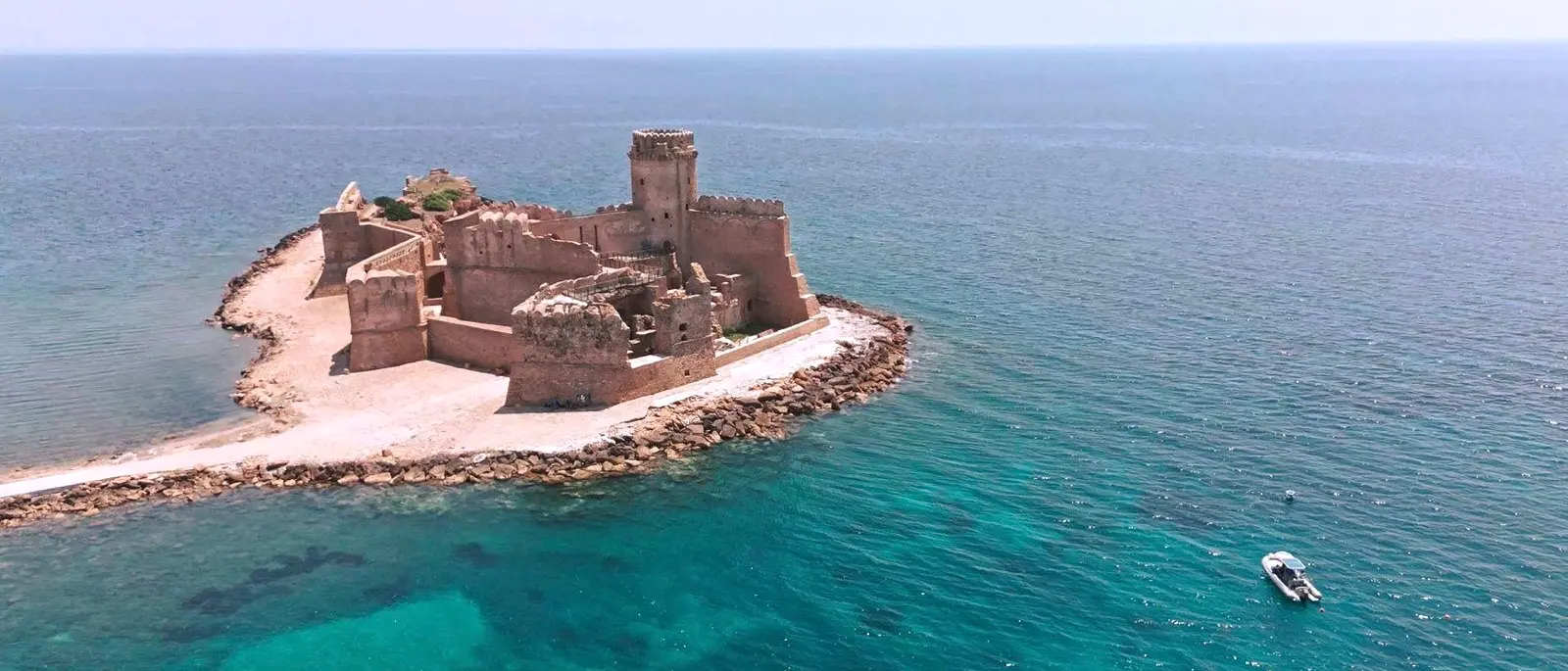 La fortezza di Le Castella riapre al pubblico: «Orgogliosi di restituire\u00A0un altro frammento eccezionale della nostra storia»\n