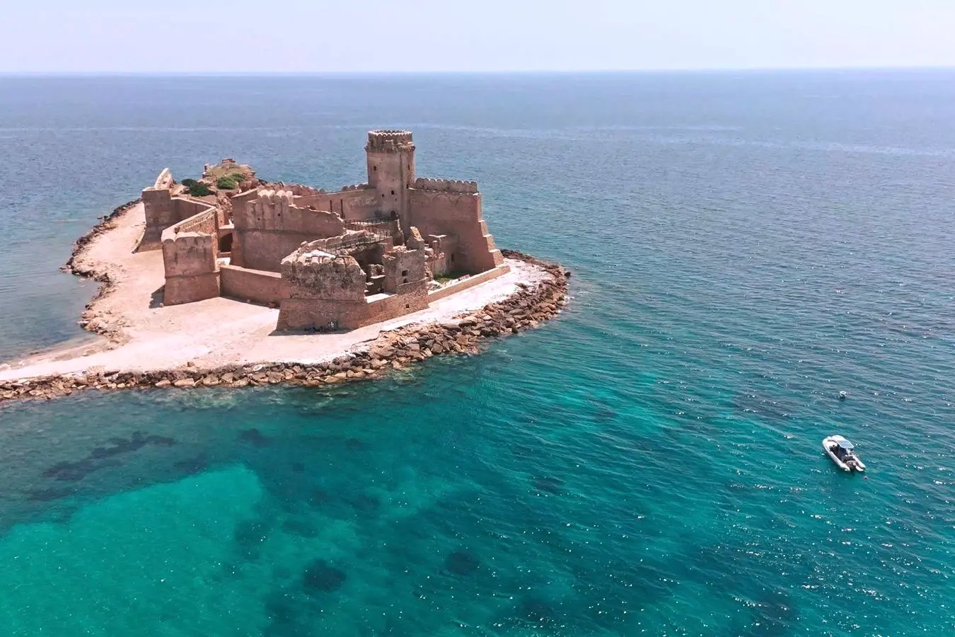 La fortezza di Le Castella riapre al pubblico: «Orgogliosi di restituire\u00A0un altro frammento eccezionale della nostra storia»\n