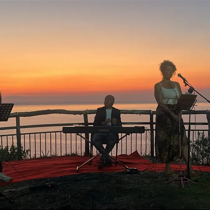 \"Io d'amore non muoio\", a Palmi un viaggio nell'universo femminile tra arte, musica e memoria\n