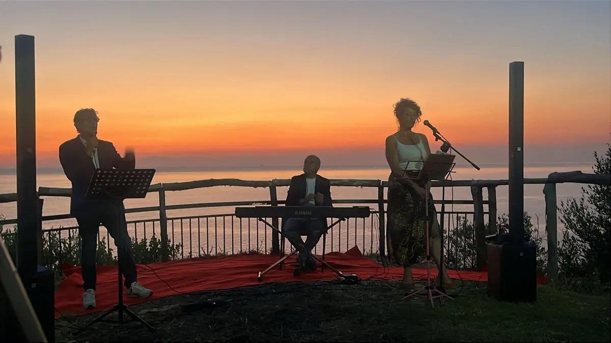 \"Io d'amore non muoio\", a Palmi un viaggio nell'universo femminile tra arte, musica e memoria\n