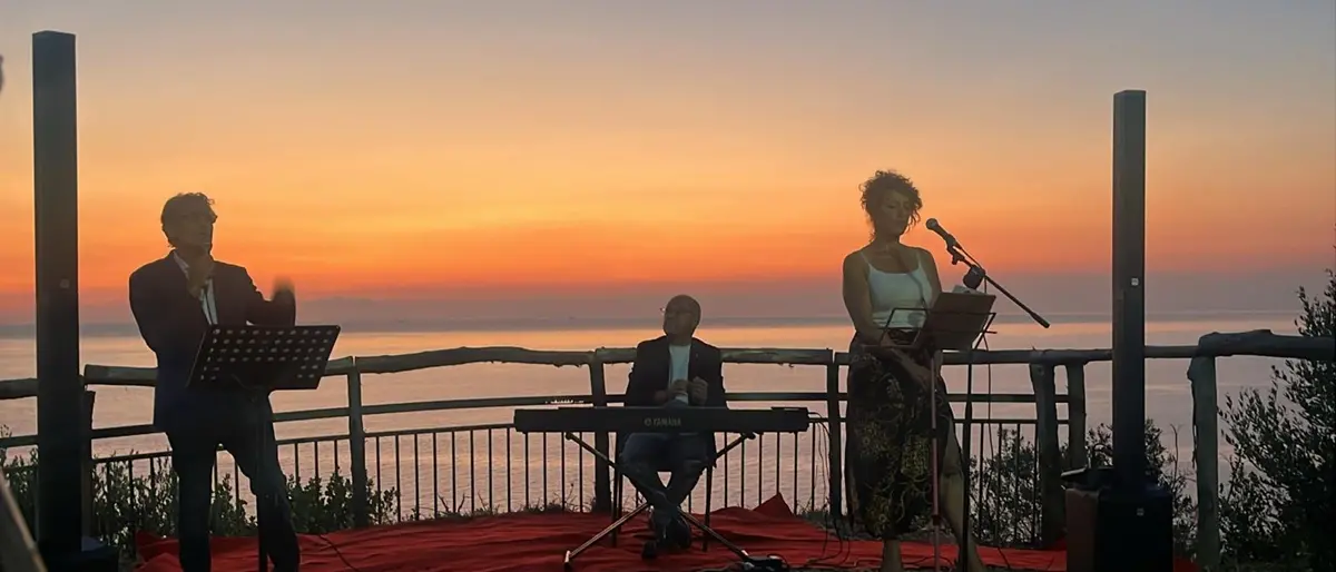 \"Io d'amore non muoio\", a Palmi un viaggio nell'universo femminile tra arte, musica e memoria\n