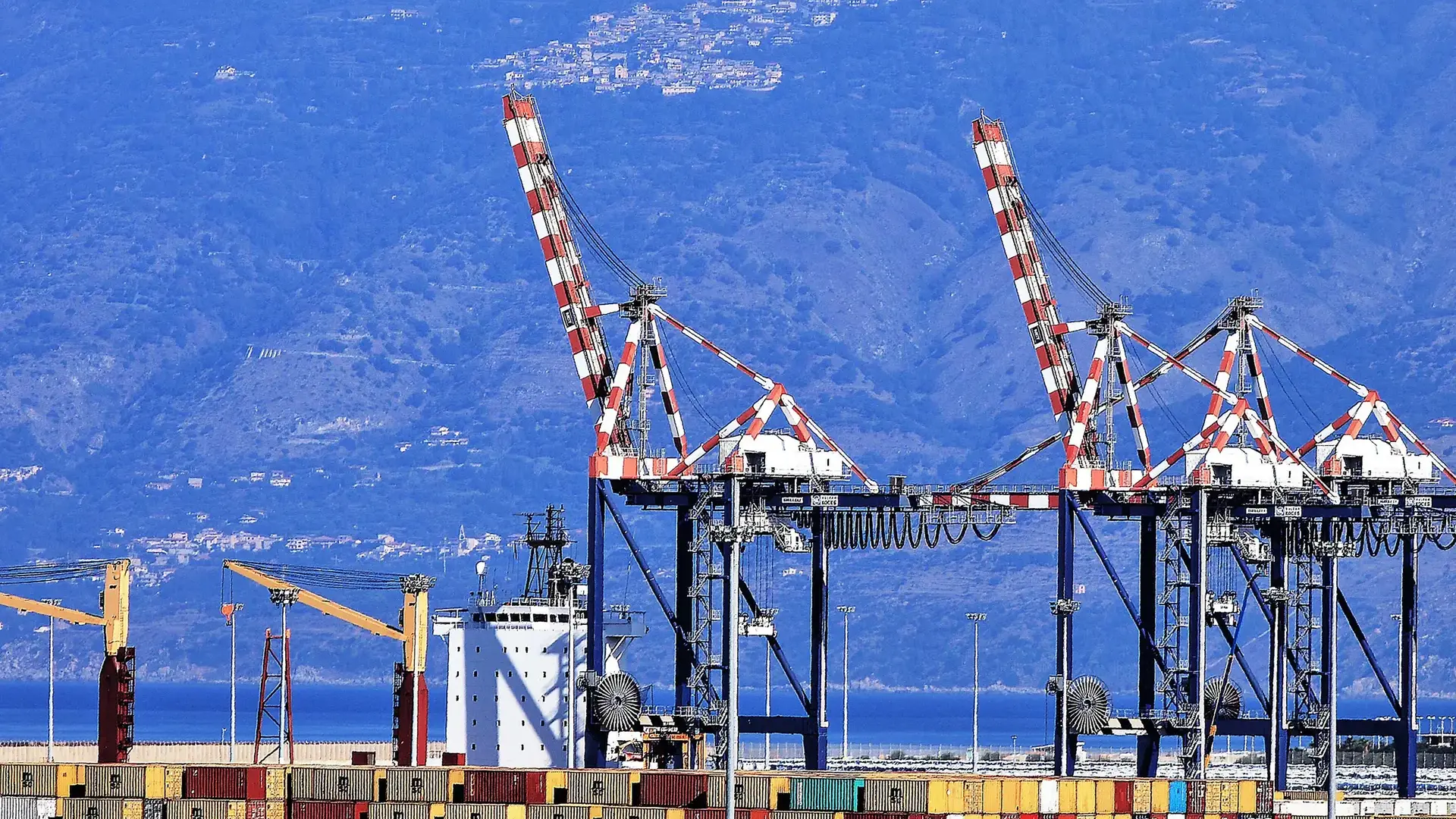 <p>Il porto di Gioia Tauro</p>\\n