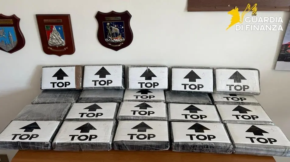 In auto con 22 chili di cocaina, un arresto della Finanza allo svincolo autostradale di\u00A0Tarsia\n