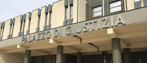 Aggredisce la ex nuora in piazza a Rossano ma il Tribunale la assolve con formula piena\n