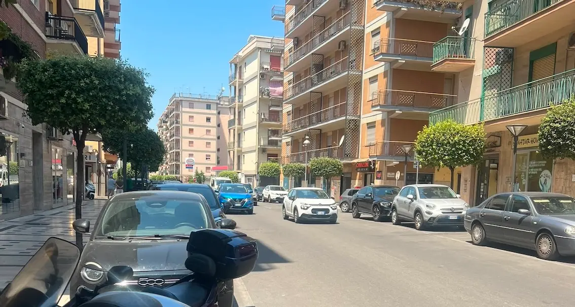 Rossano, commercianti in presidio contro l’isola pedonale su via Nazionale: chiedono confronto al Comune\n