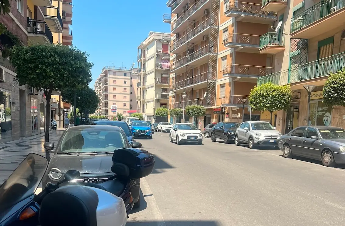 Rossano, commercianti in presidio contro l’isola pedonale su via Nazionale: chiedono confronto al Comune\n